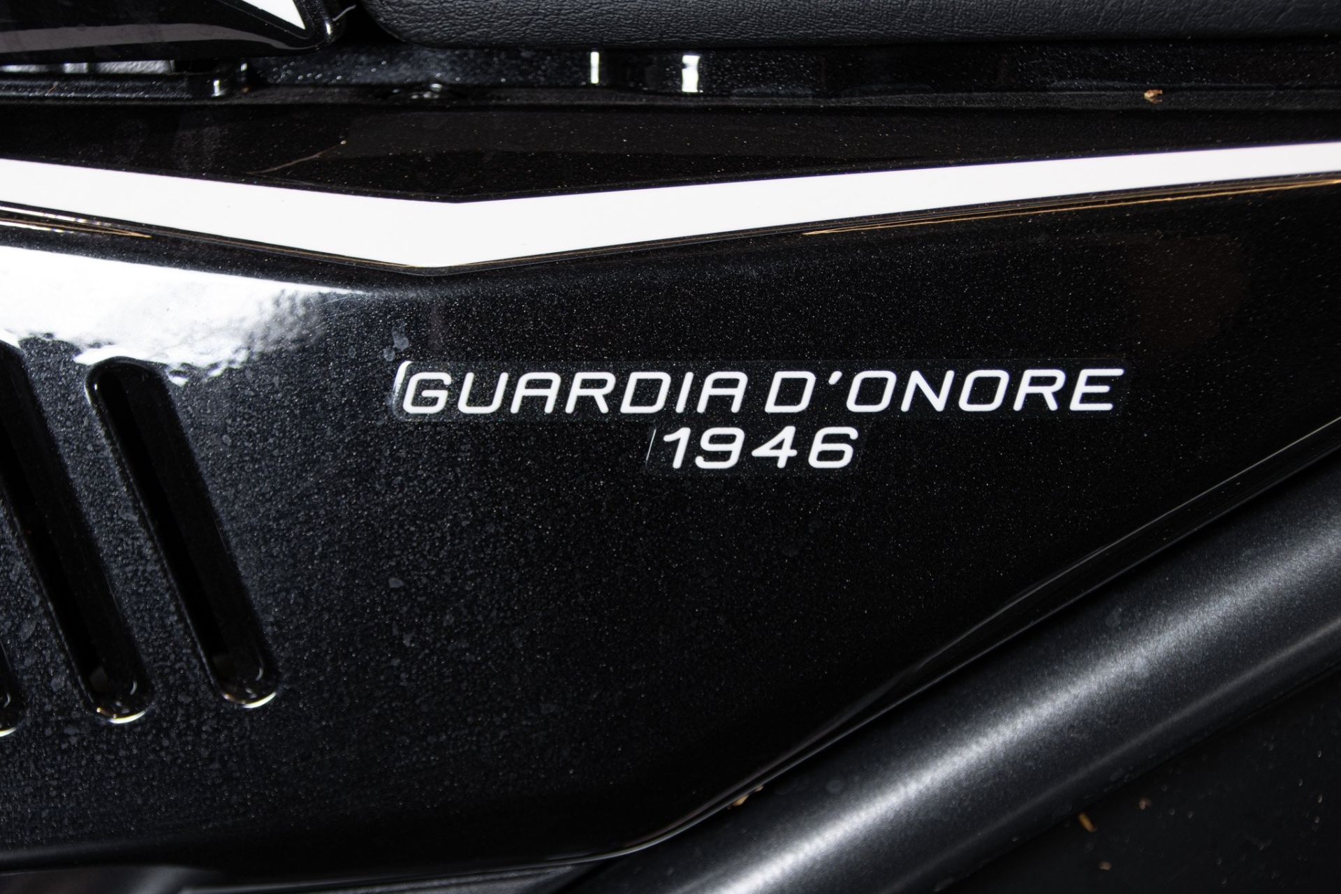 2022 MOTO GUZZI V85 TT GUARDIA D’ONORE 1946
