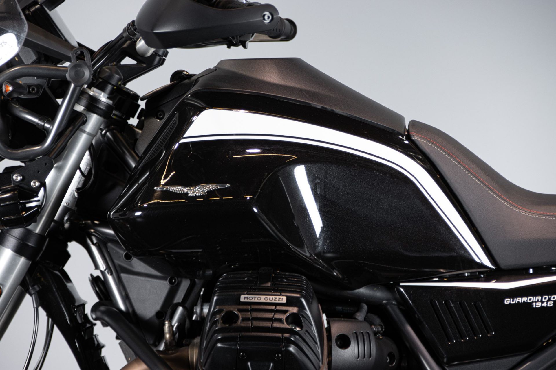 2022 MOTO GUZZI V85 TT GUARDIA D’ONORE 1946