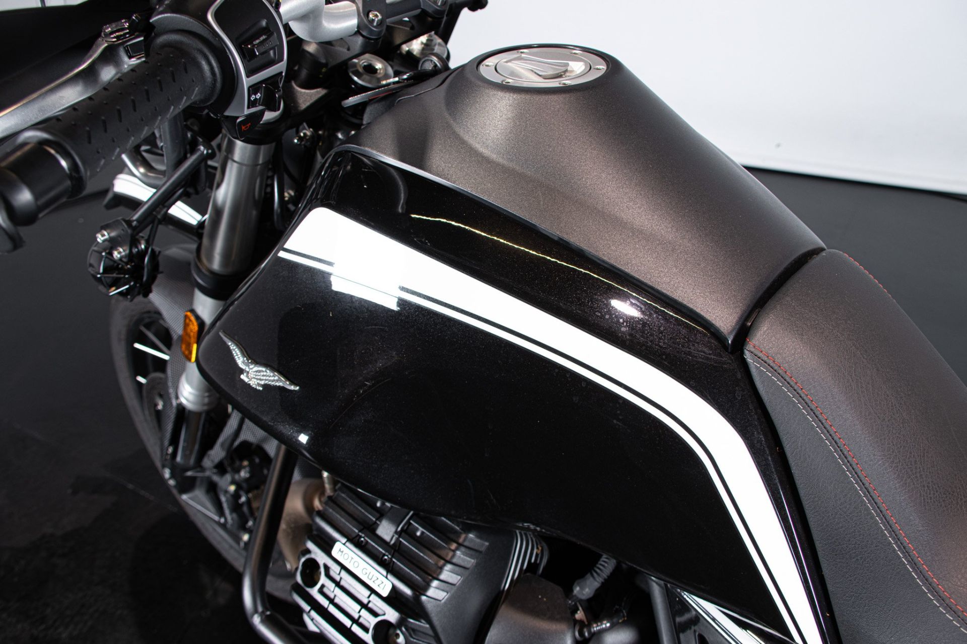 2022 MOTO GUZZI V85 TT GUARDIA D’ONORE 1946