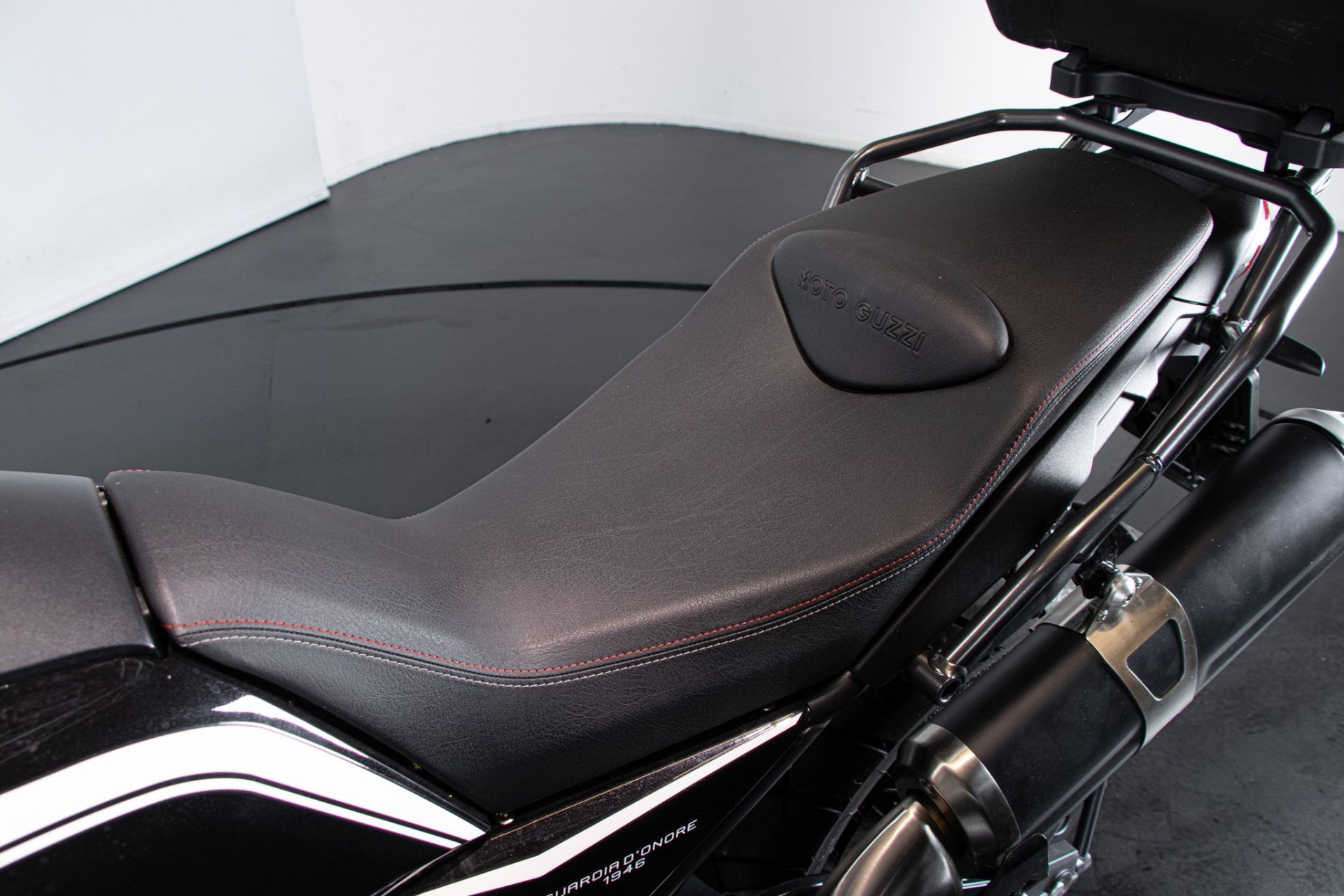 2022 MOTO GUZZI V85 TT GUARDIA D’ONORE 1946