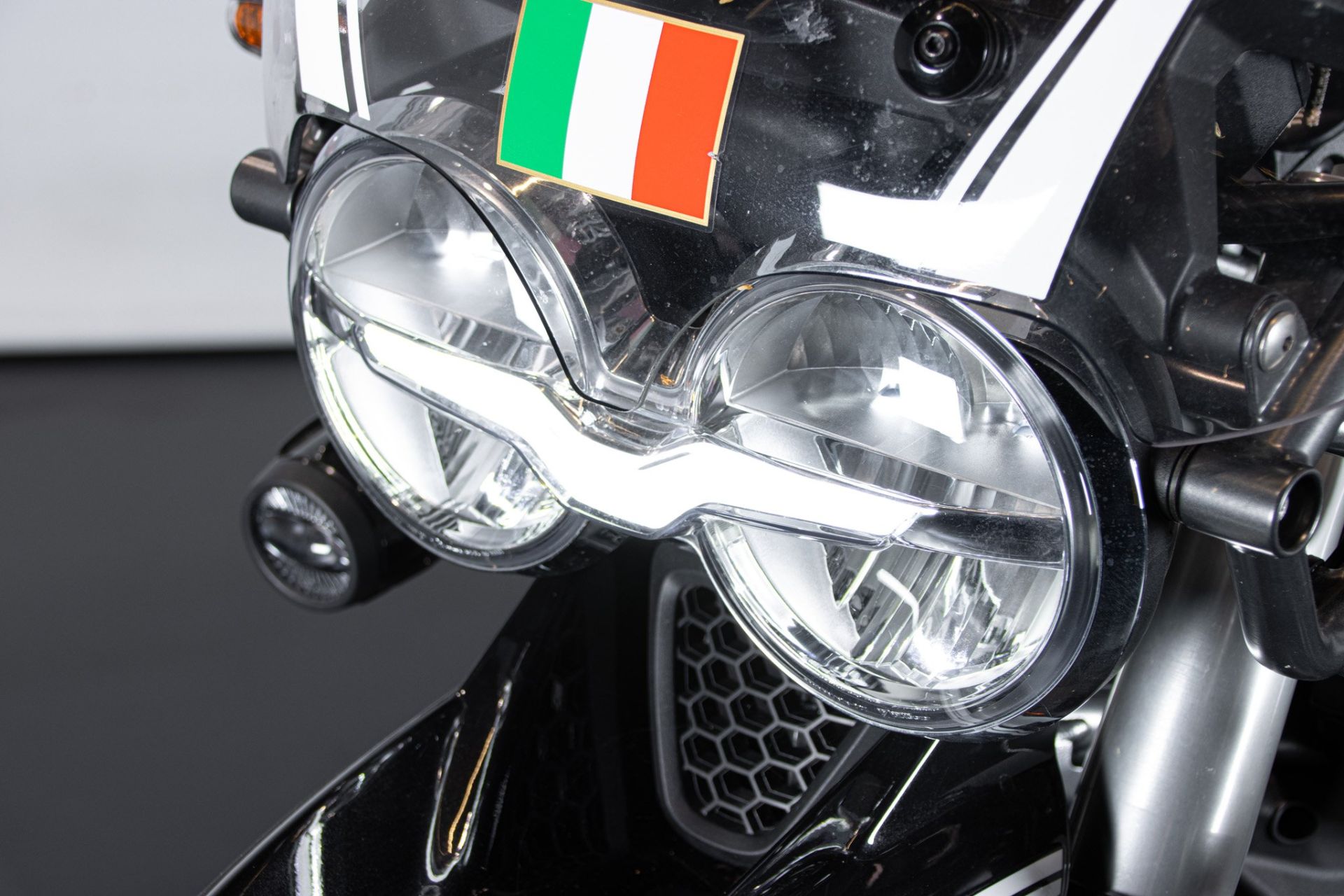 2022 MOTO GUZZI V85 TT GUARDIA D’ONORE 1946