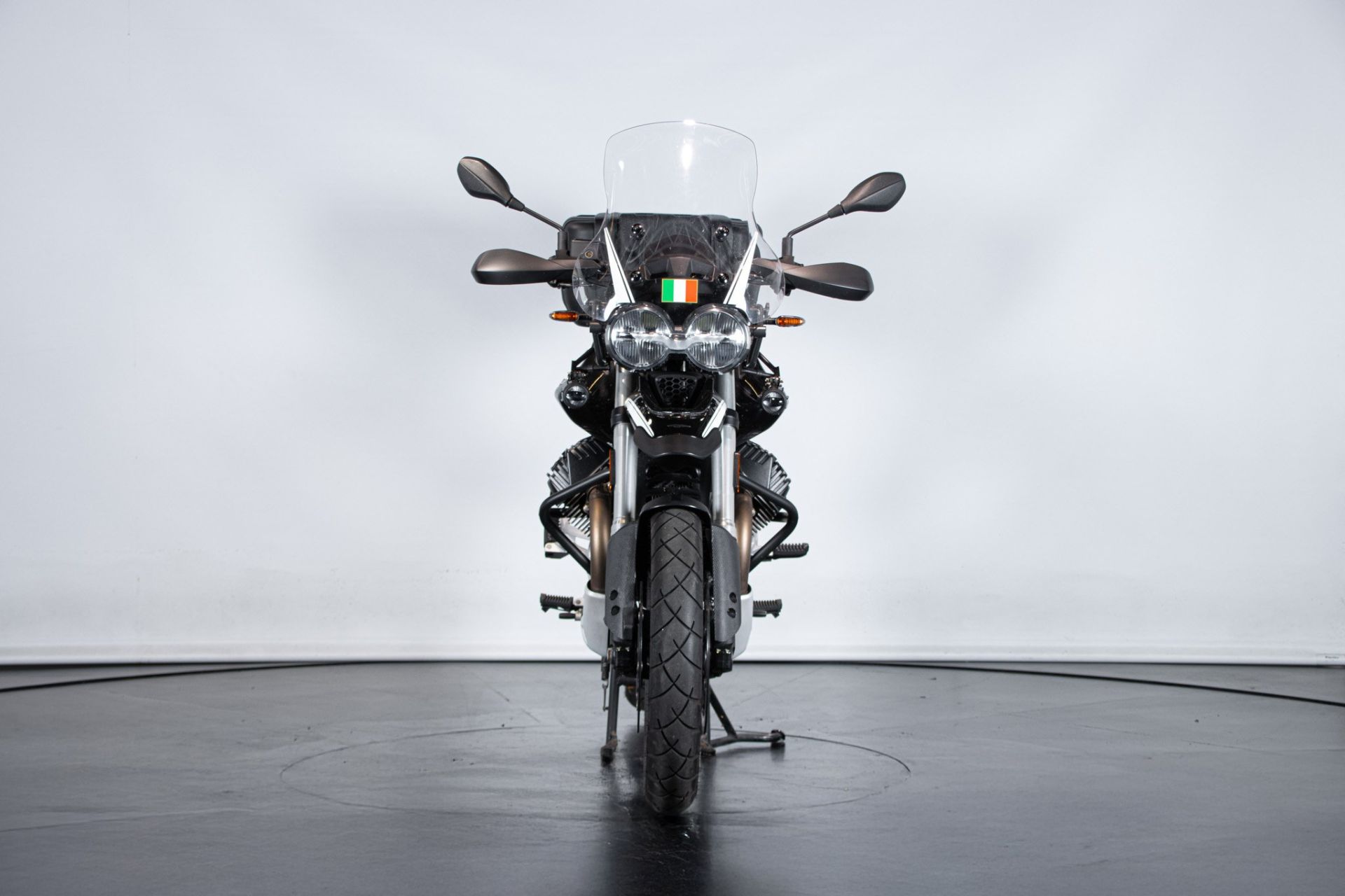 2022 MOTO GUZZI V85 TT GUARDIA D’ONORE 1946
