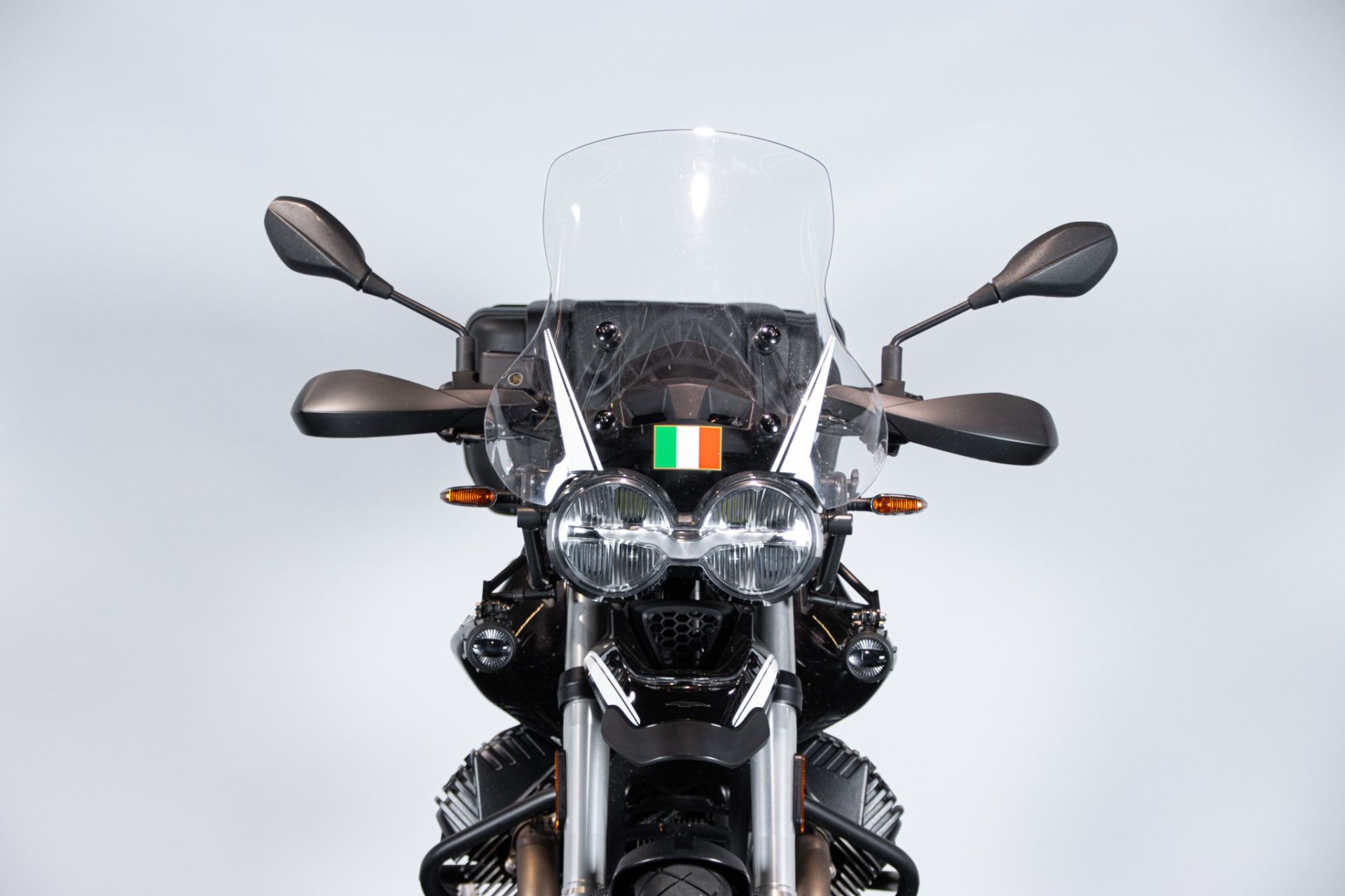 2022 MOTO GUZZI V85 TT GUARDIA D’ONORE 1946