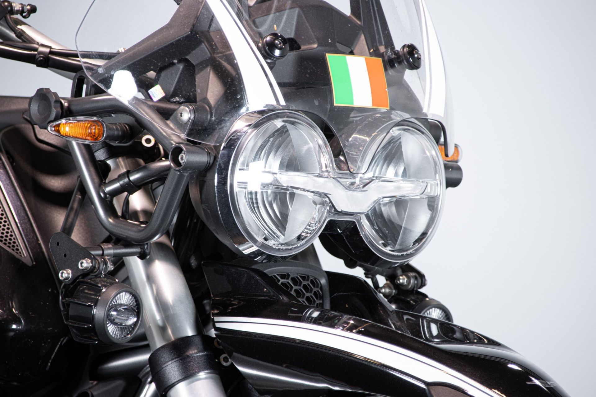 2022 MOTO GUZZI V85 TT GUARDIA D’ONORE 1946