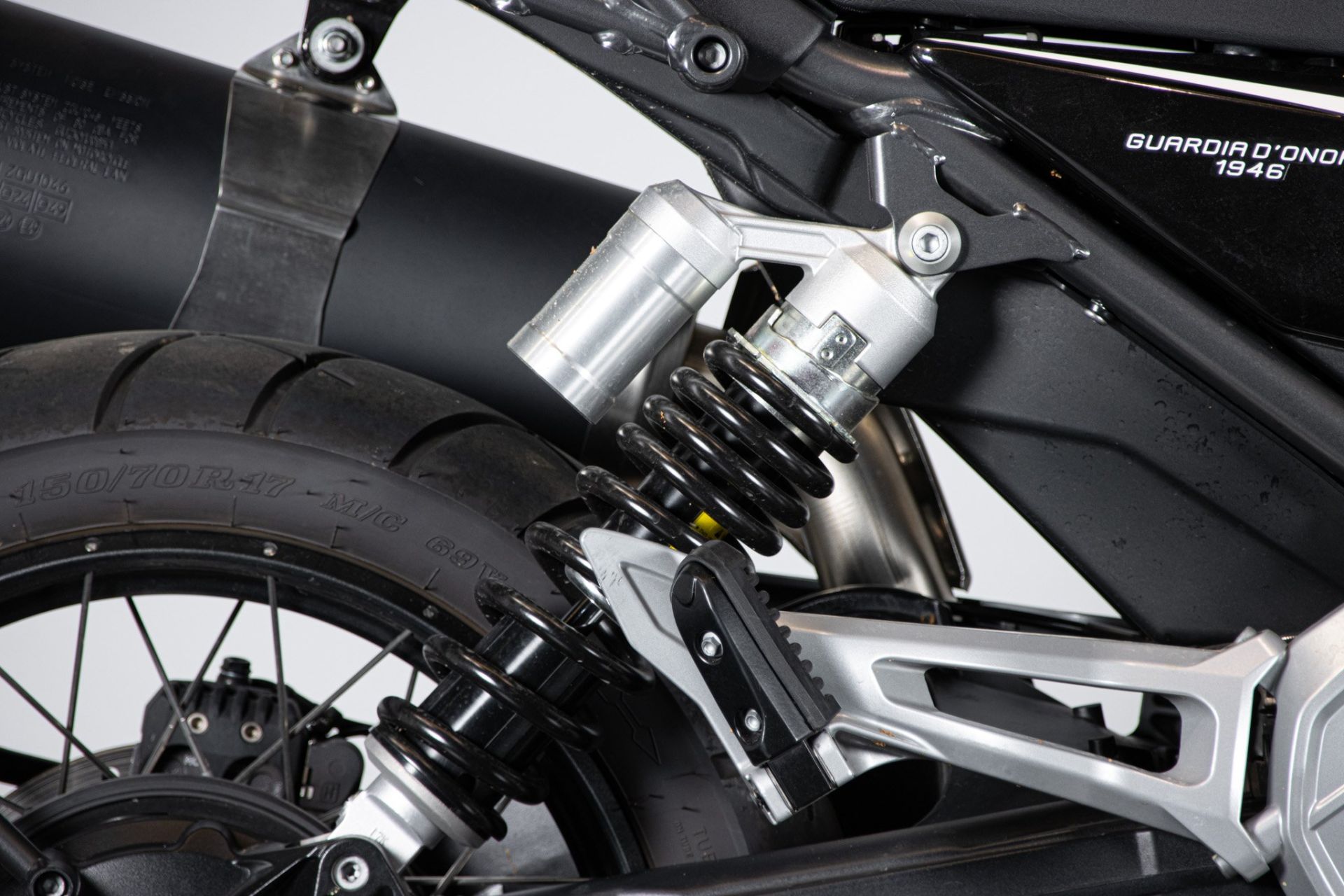 2022 MOTO GUZZI V85 TT GUARDIA D’ONORE 1946