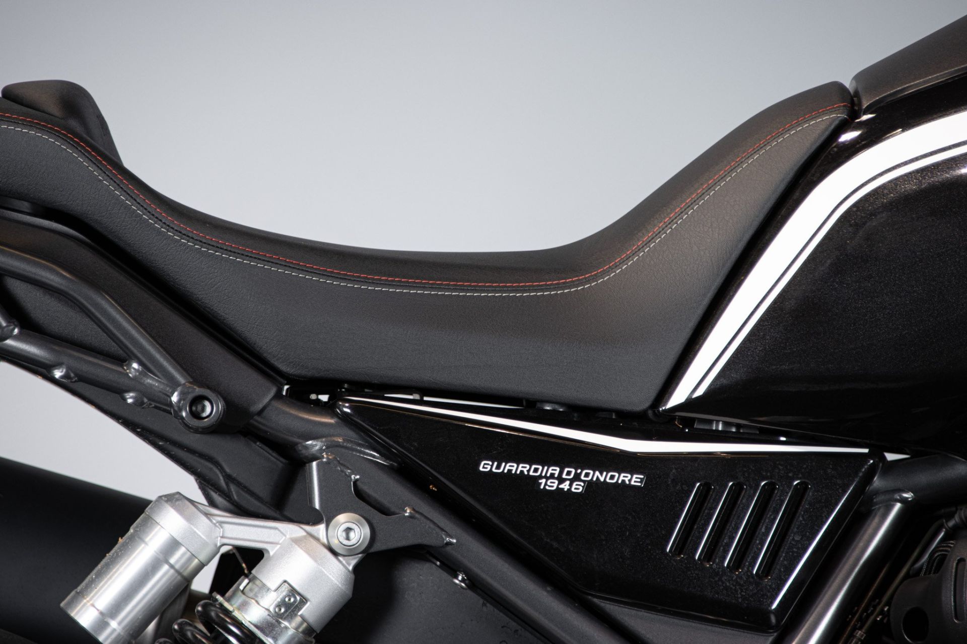 2022 MOTO GUZZI V85 TT GUARDIA D’ONORE 1946