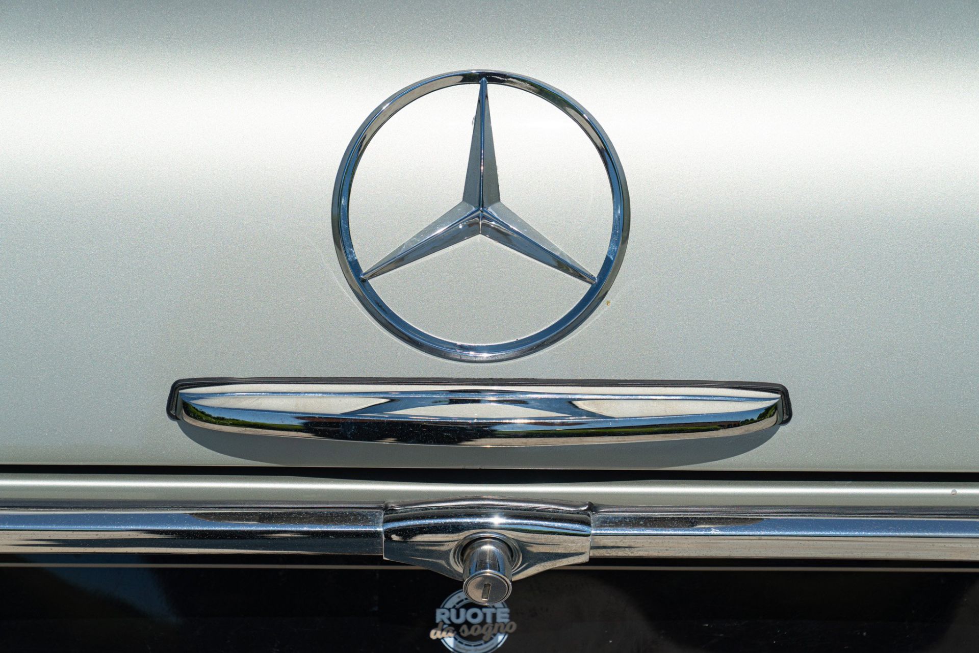 1965 MERCEDES-BENZ 230 SL