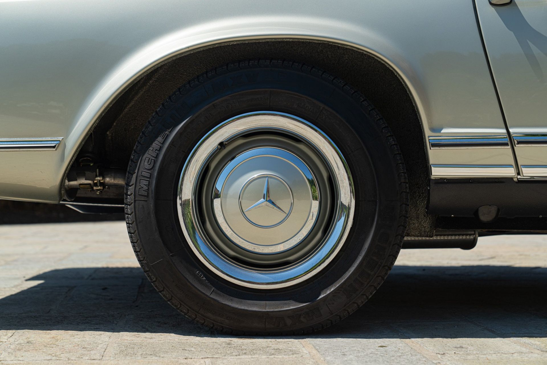 1965 MERCEDES-BENZ 230 SL