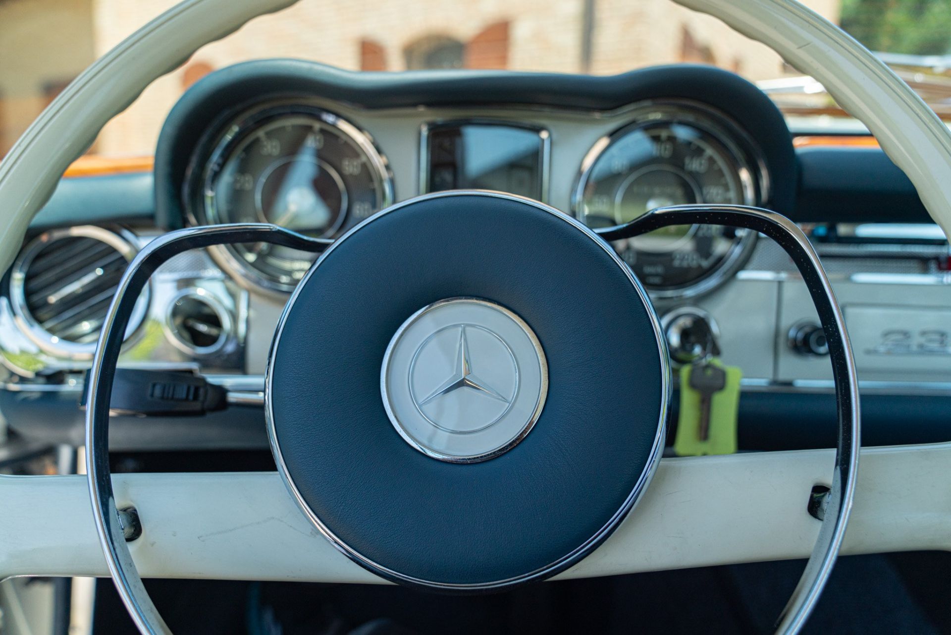 1965 MERCEDES-BENZ 230 SL