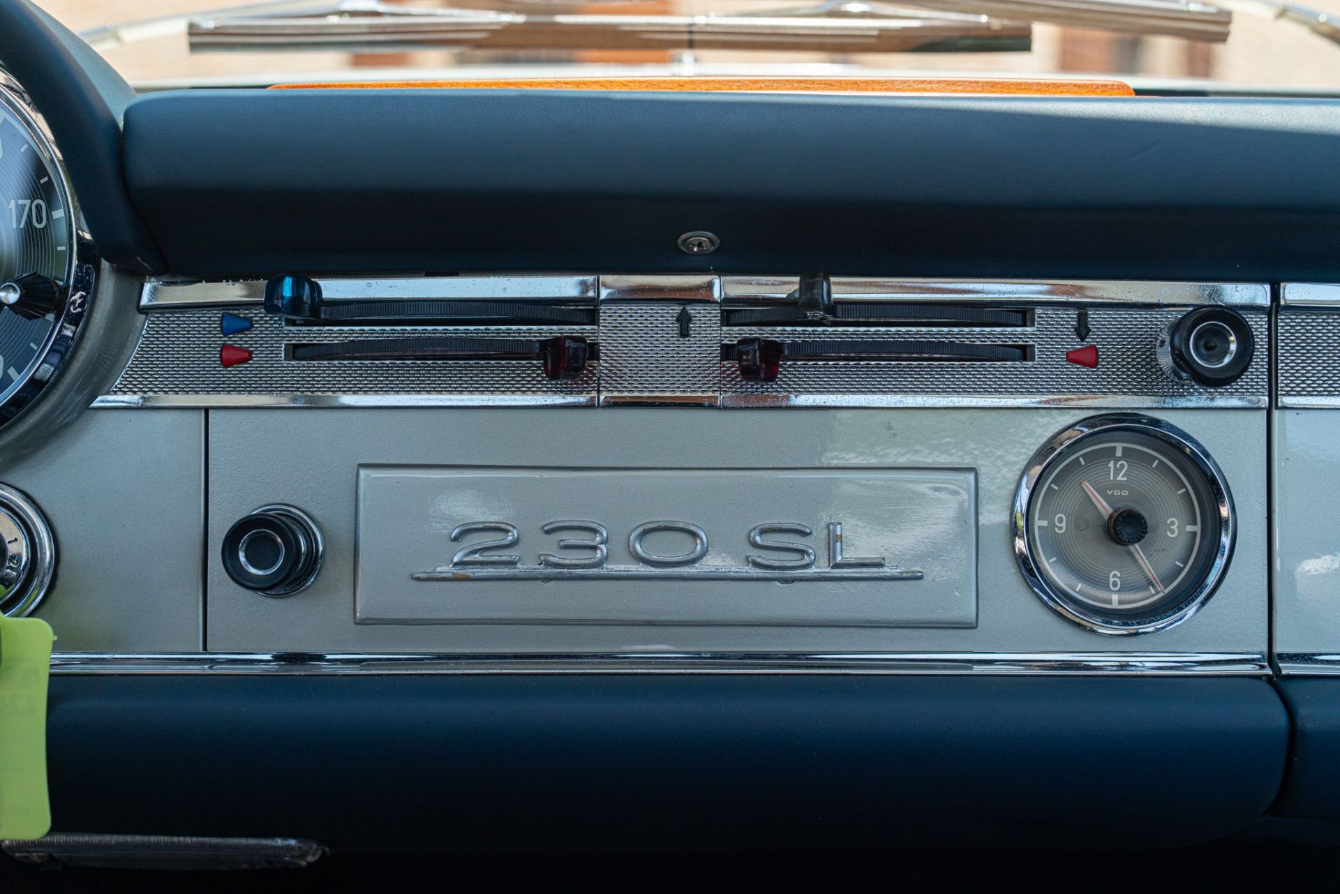 1965 MERCEDES-BENZ 230 SL
