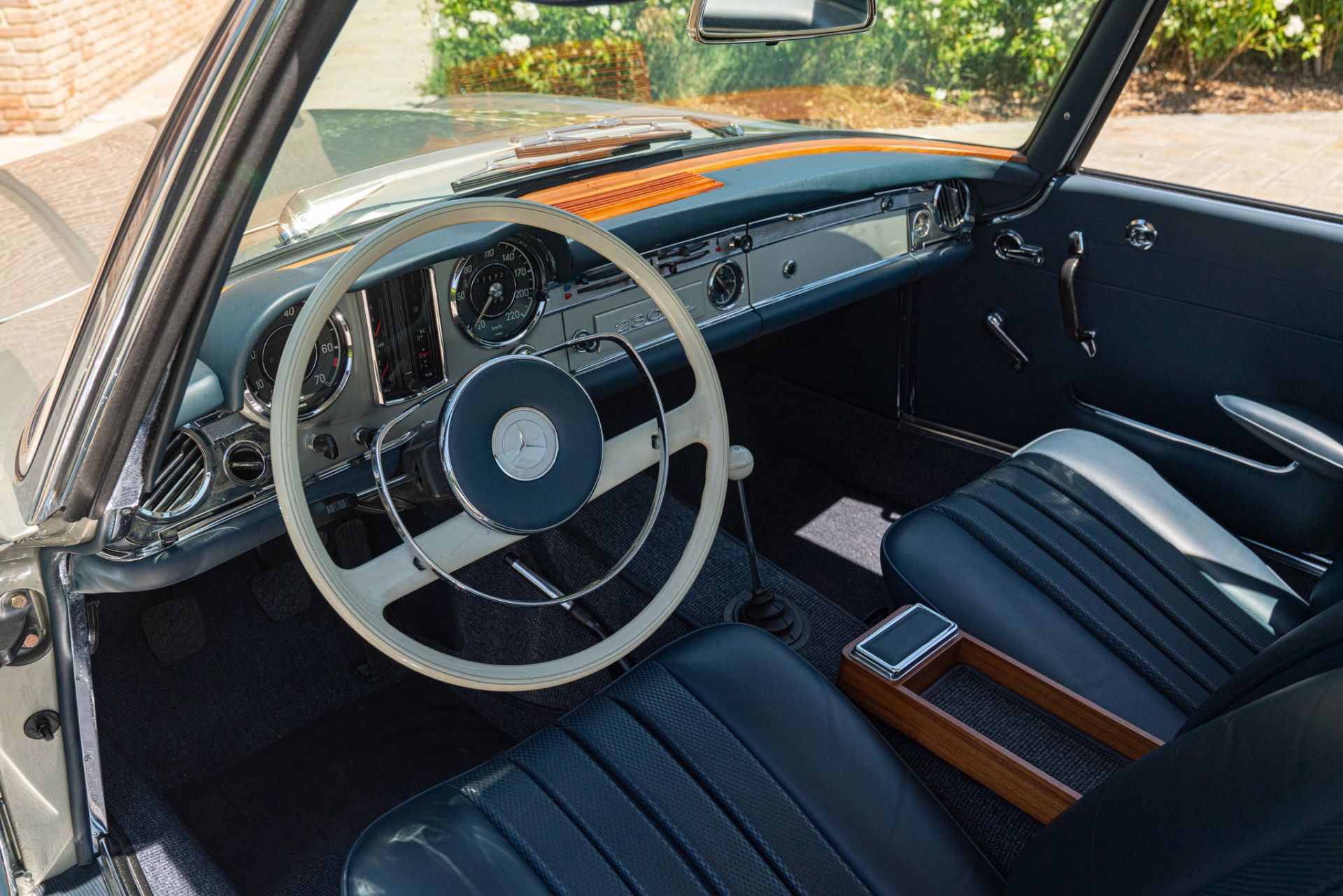 1965 MERCEDES-BENZ 230 SL